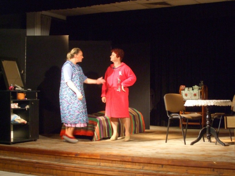 Gromkie brawa dla Żeńskiej Grupy Teatralnej z Bzitego - Kliknięcie w obrazek spowoduje wyświetlenie jego powiększenia