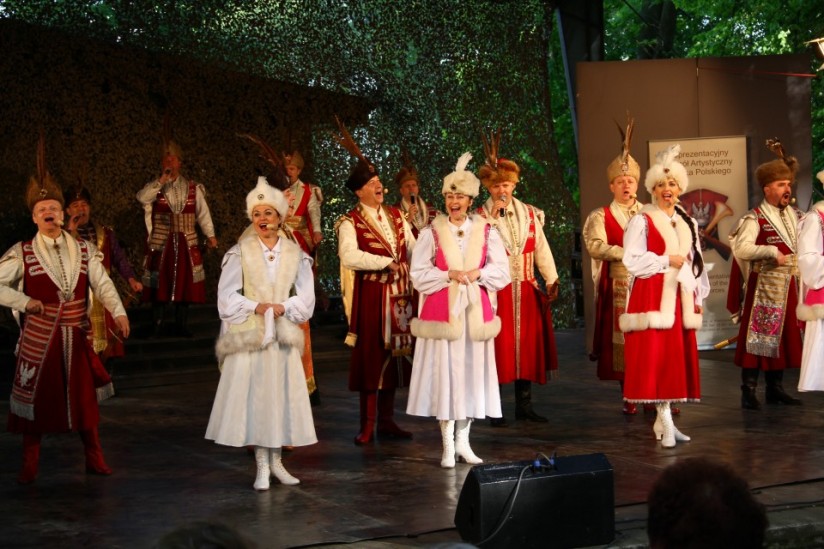 Wspaniały występ w dniu Święta Ludowego w Siennicy Różanej - Kliknięcie w obrazek spowoduje wyświetlenie jego powiększenia