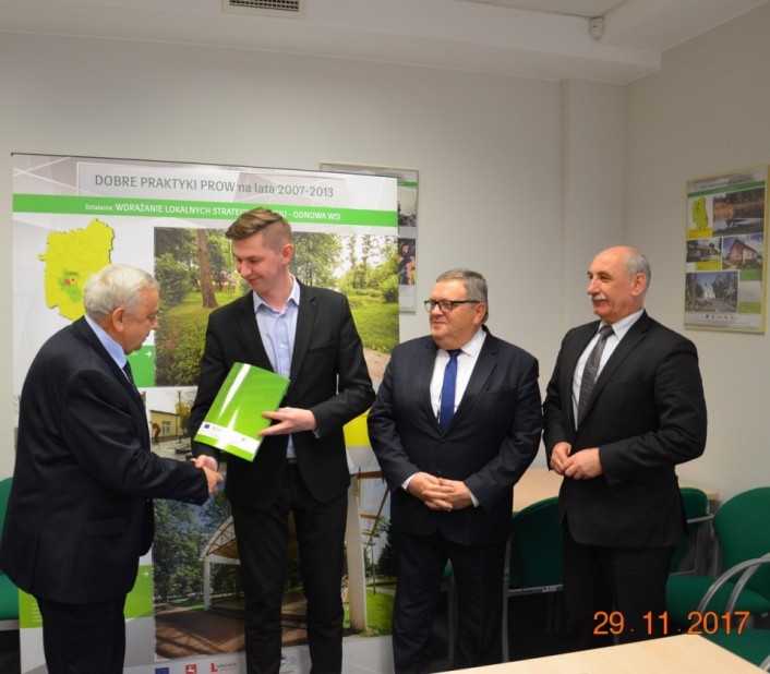 Nowe boisko w ZSP Nr 1  - Kliknięcie w obrazek spowoduje wyświetlenie jego powiększenia