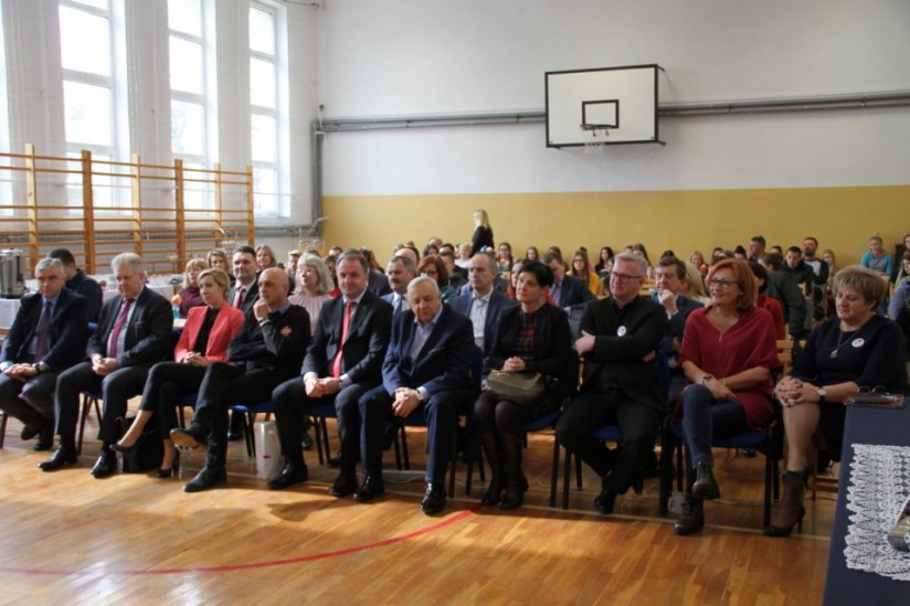 Regionalne smaki w wykonaniu VIP-ów –  III Edycja Gotowania w ZSP Nr 1 - Kliknięcie w obrazek spowoduje wyświetlenie jego powiększenia