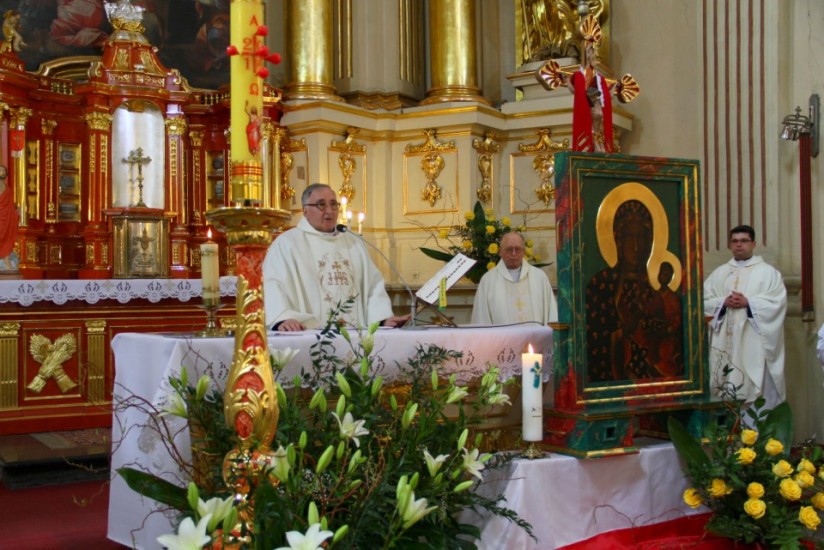 Tylu pocztów sztandarowych to jeszcze w tym kościele nie było… - Kliknięcie w obrazek spowoduje wyświetlenie jego powiększenia