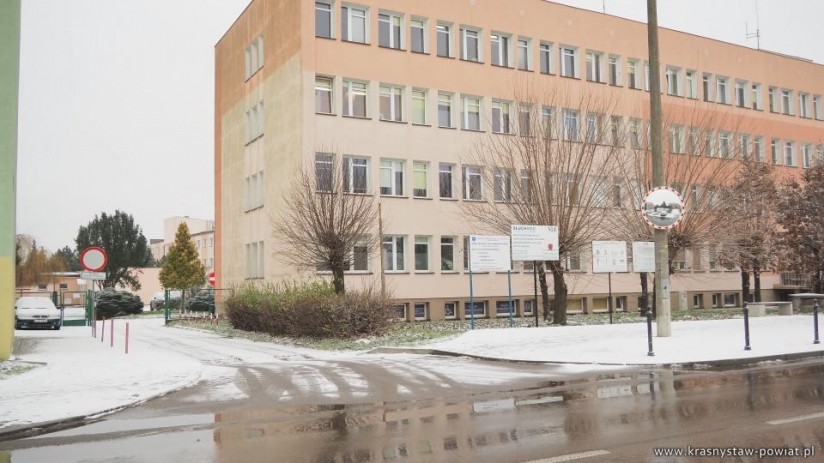 Nowe miejsca postojowe przy SPZOZ 2.JPG - Kliknięcie w obrazek spowoduje wyświetlenie jego powiększenia