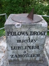 Kopiec z zegarem słonecznym - Kliknięcie w obrazek spowoduje wyświetlenie jego powiększenia